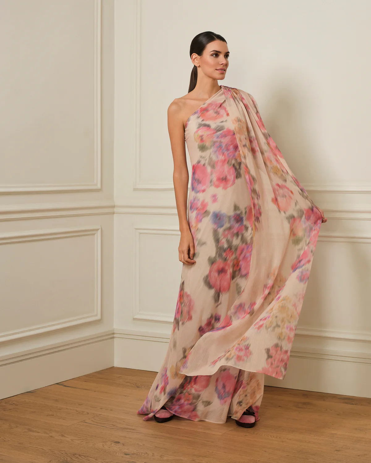 VESTIDO ASUNCIÓN CON CAPA