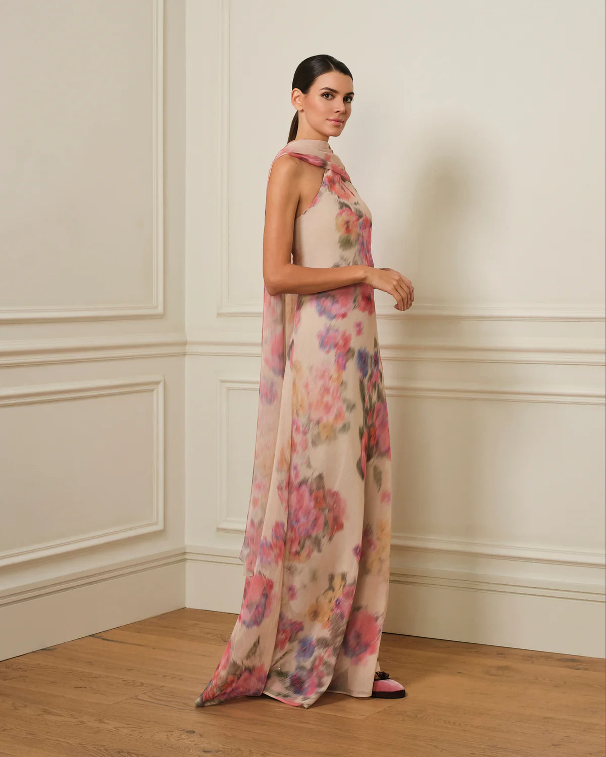 VESTIDO ASUNCIÓN CON CAPA