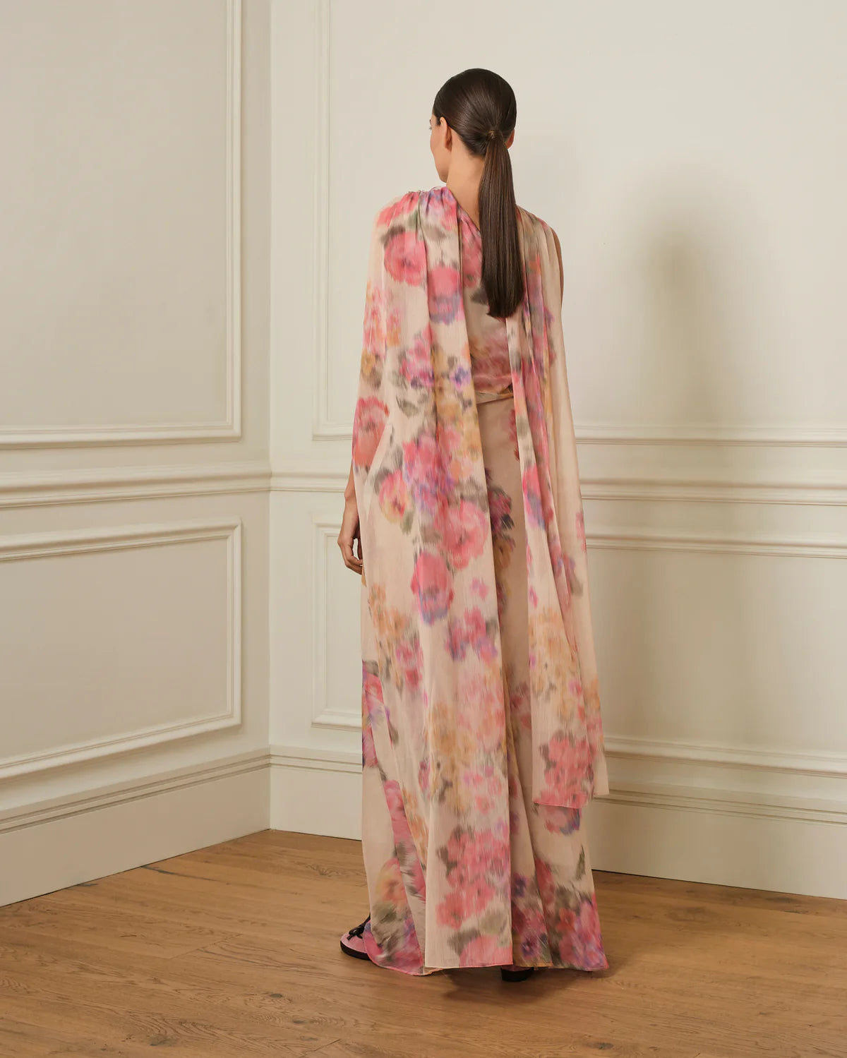 VESTIDO ASUNCIÓN CON CAPA